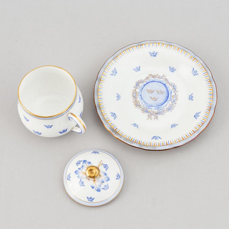 A set of 12 Rörstrand "Gripsholm" custard cups with dishes, Sweden, 20th Century.