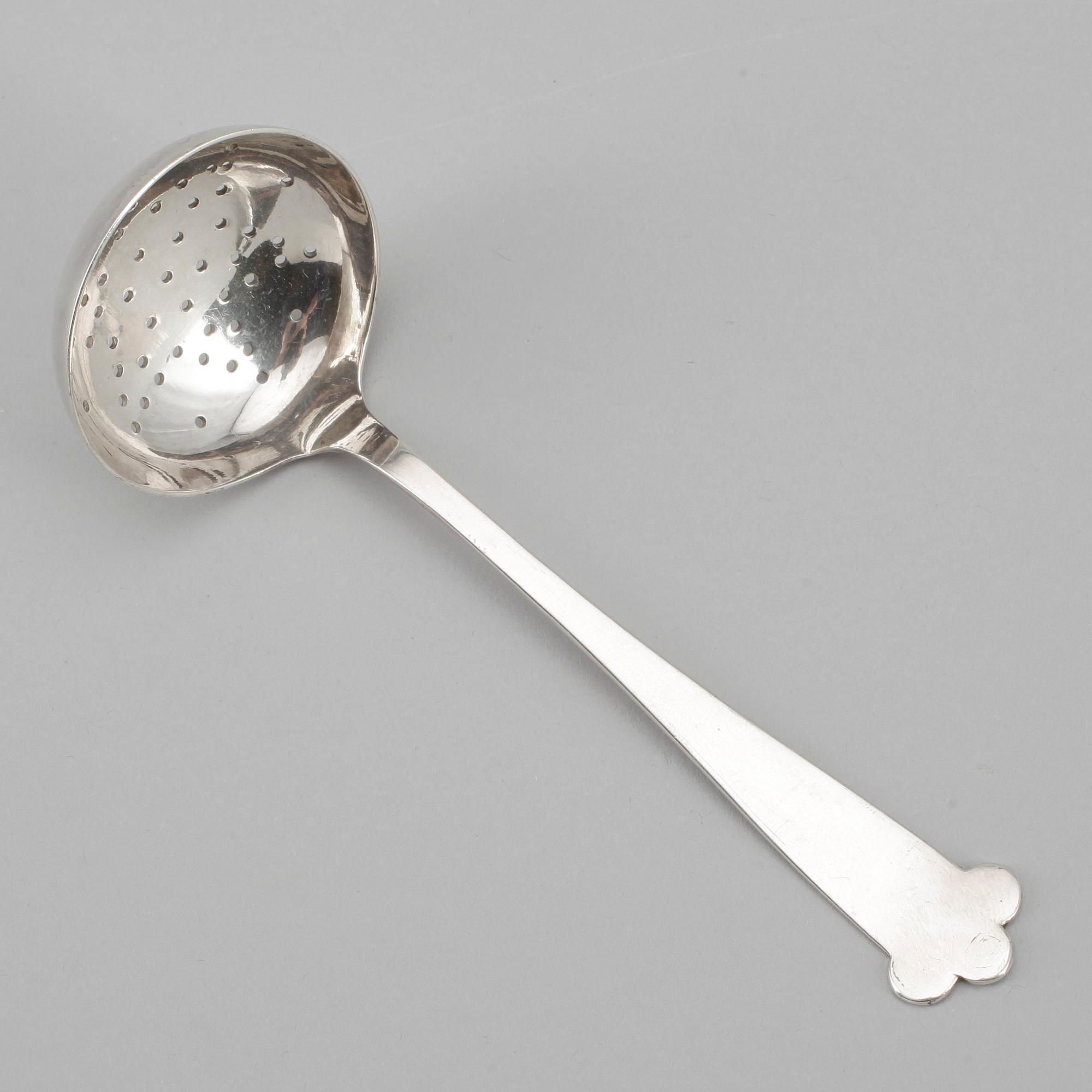 SOCKERSKÅL samt SOCKERSTRÖARE, silver, GAB, Stockholm 1913 samt 1914. Totalvikt ca 251g.