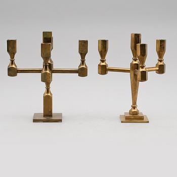KANDELABRAR, 2 st, mässing, en märkt Metallslöjden Gusum, 1900-talets andra hälft.