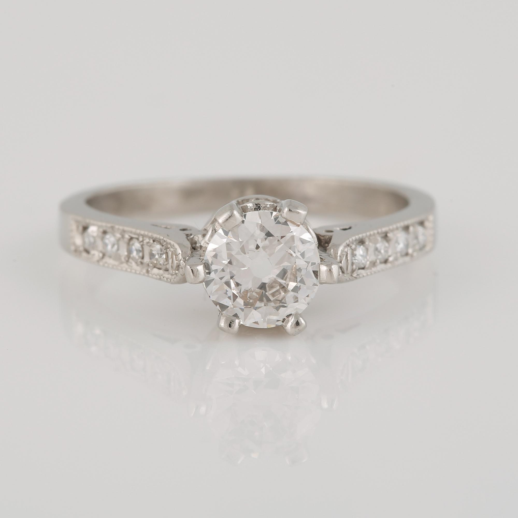 RING, platina med gammalslipad diamanter samt 8 briljantslipade diamanter ct. Vikt 5,0 gram.