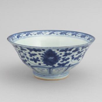 A Chinese blue and white bowl and six small dishes, Ming style, Qing dynasty, 19th century.