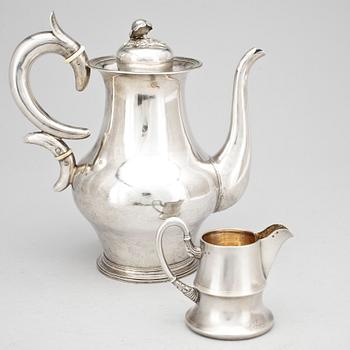 KAFFEKANNA samt GRÄDDKANNA, silver, bl a Per Erik Sundberg, Trosa, 1864. Totalvikt ca 840 g.