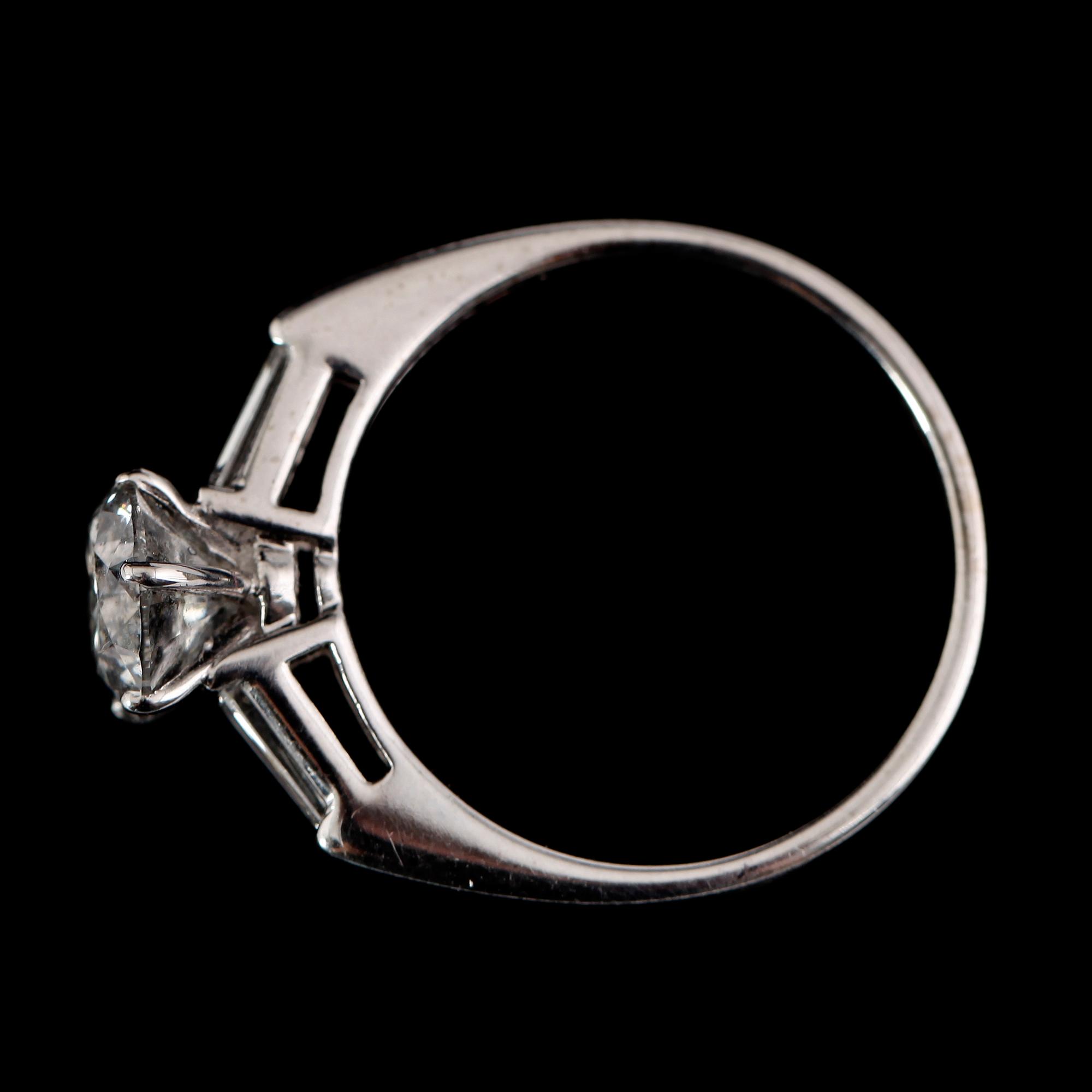 RING, 18 k vitguld, med briljantslipad diamant 1.31 ct och 2 baguetteslipade diamanter.