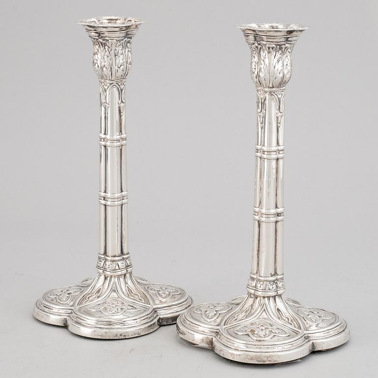 A pair of English 18th century silver candlesticks, marked JB, London 1766.