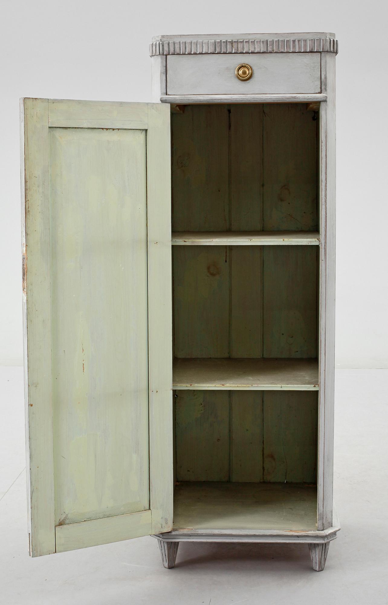 KOLONNSKÅP, sengustaviansk stil, 1800/1900-tal.