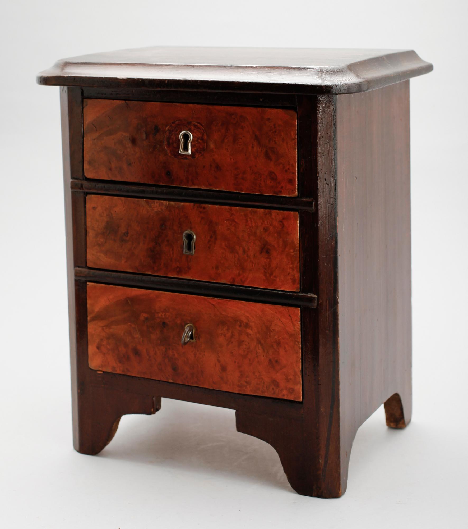 MINIATYRBYRÅ, 1800-tal.