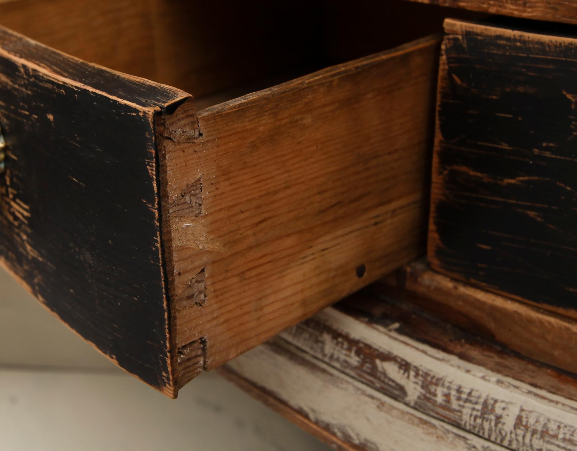 HÖRNSKÅP, 1800-talets mitt.