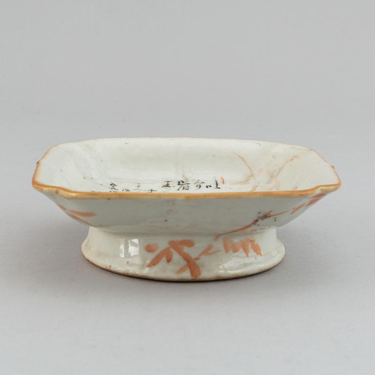 A famille rose footed dish, early 20th century.