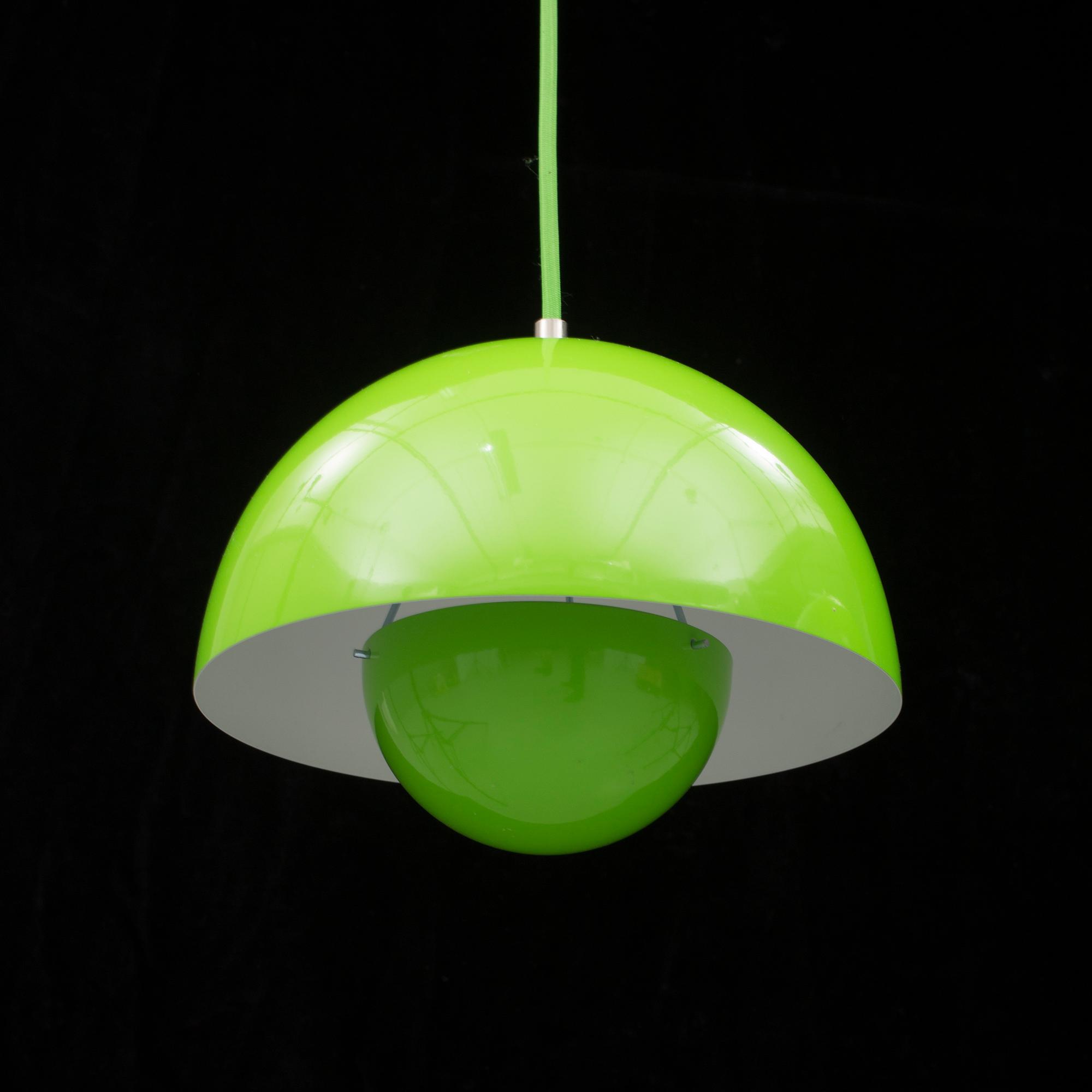 TAKLAMPOR, ett par "Flower Pot" Verner Panton. Modellen formgiven 1968.