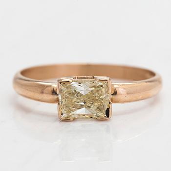 A 14K gold ring, with a rectangular modified princess-cut diamond approx. 1.00 ct. With IGI certificate.