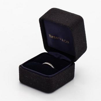 Tiffany & Co, sormus, "Tiffany Setting", platinaa ja briljanttihiottuja timantteja.