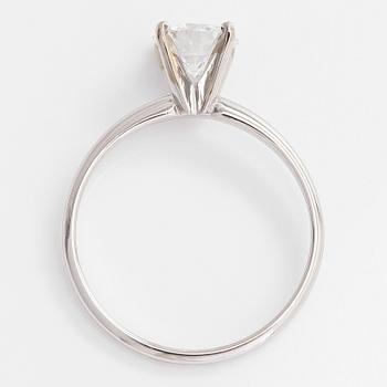 Ring, 14K vitguld, med briljantslipad diamant ca 1.02 ct. Med GIA certifikat.