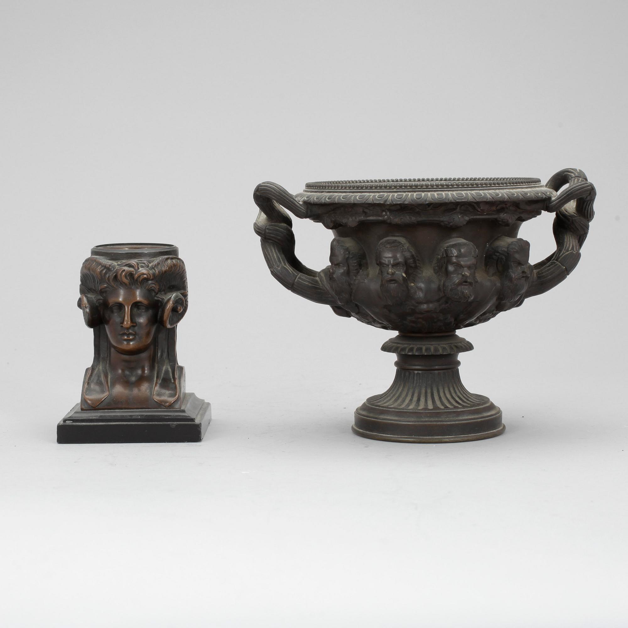 URNA samt BLÄCKHORN, bland annat brons och patinerad metall, 1800-tal.