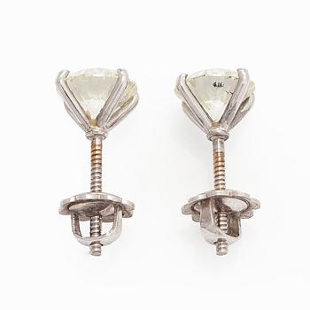 A pair of 18K white gold earrings and brilliant cut diamonds.