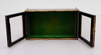 VÄGGVITRINSKÅP, omkring år 1900.