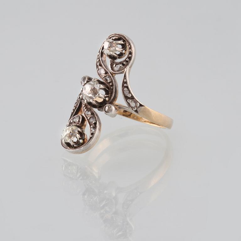 RING, 18K guld och silver med antik och gammalslipade diamanter. Vikt 6,1 gram.