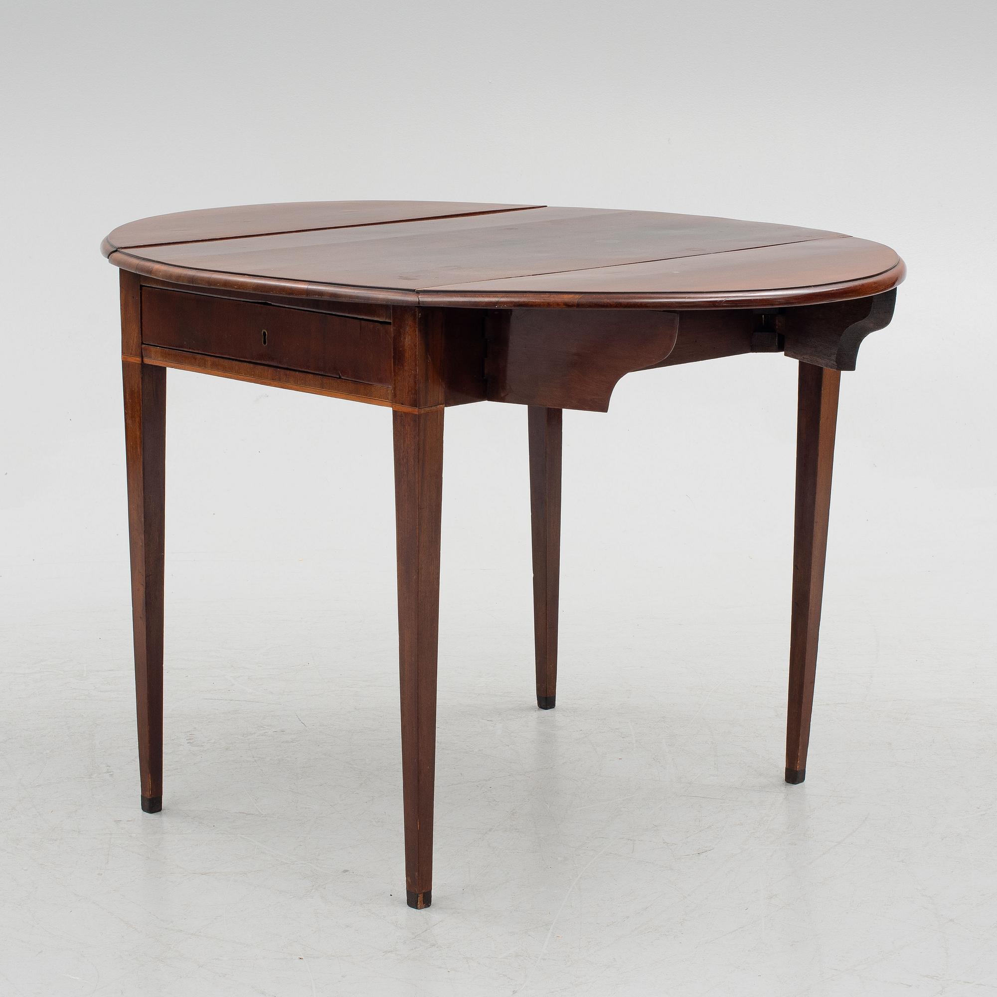 A Georgian mahogany Pembroke table, England, around 1800.