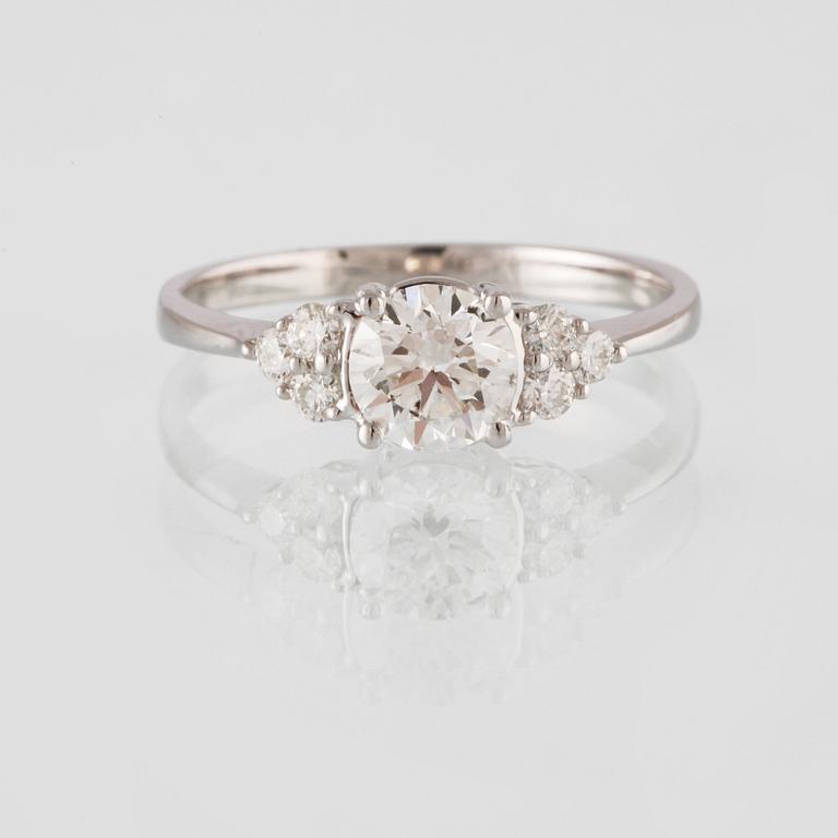 RING, 18K vitguld med en briljantslipad diamant 0.71 ct samt små briljantslipade diamanter 0.18 ct. Vikt 2,3 gram.