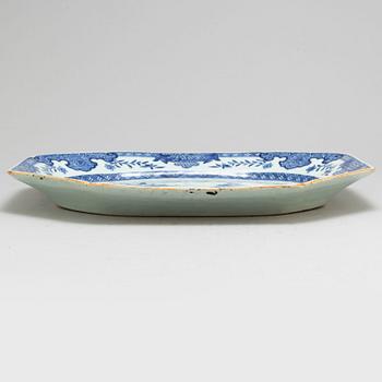 STEKFAT, porslin, Kina, Qianlong 1736-95.