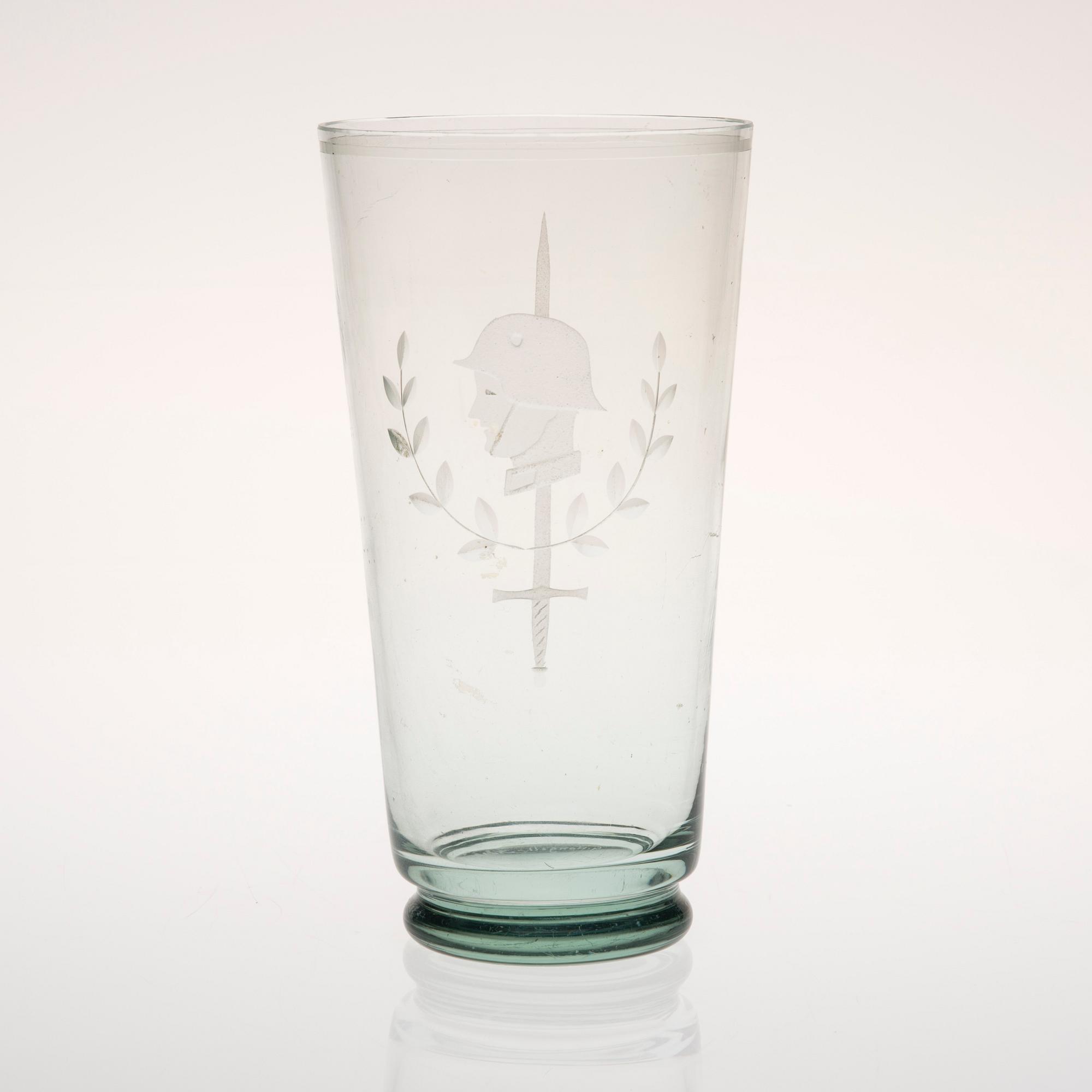 VAS, glas, signerad G. Hongell, Karhula 1942.