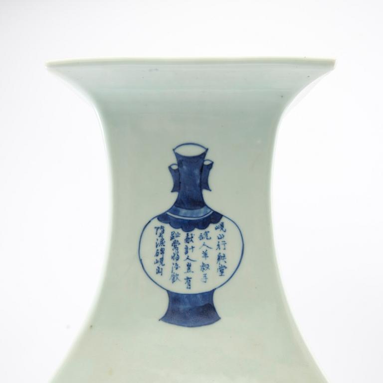 A blue and white vase, late Qing dynasty/20th century.