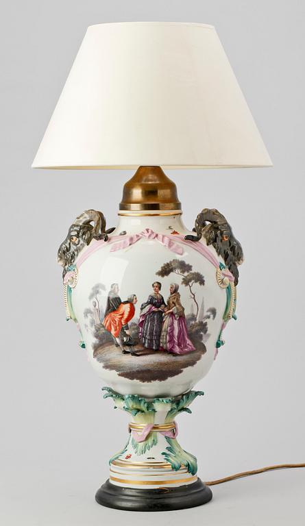 BORDSLAMPA, porslin, 1900-talets första hälft.