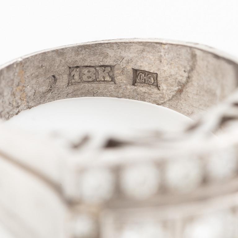 Ring 18K vitguld och tre rader med briljantslipade diamanter, 1950-tal.