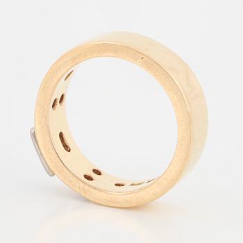 RING, 18K guld med smaragdslipad diamant och mindre briljantslipade diamanter.