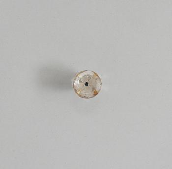 SIGILL, skuren bergkristall med i guld infattade blå safirer, rubiner och troligen tsavorit. Sekelskifte 1900.