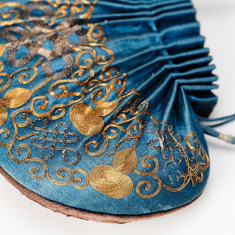 A Chinese embroidered silk purse, around 1900.