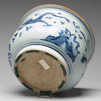 A large blue and white flower pot, Qing dynasty, 18th Century.