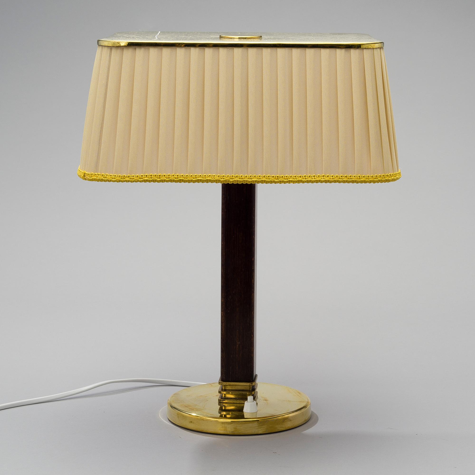 PAAVO TYNELL, PÖYTÄVALAISIN. Malli 5066, valmistaja Taito Oy, 1940-luku.