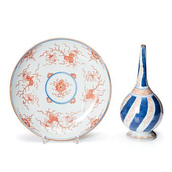 An imari water sprinkler and a dish, Qing dynasty, Kangxi (1662-1722).