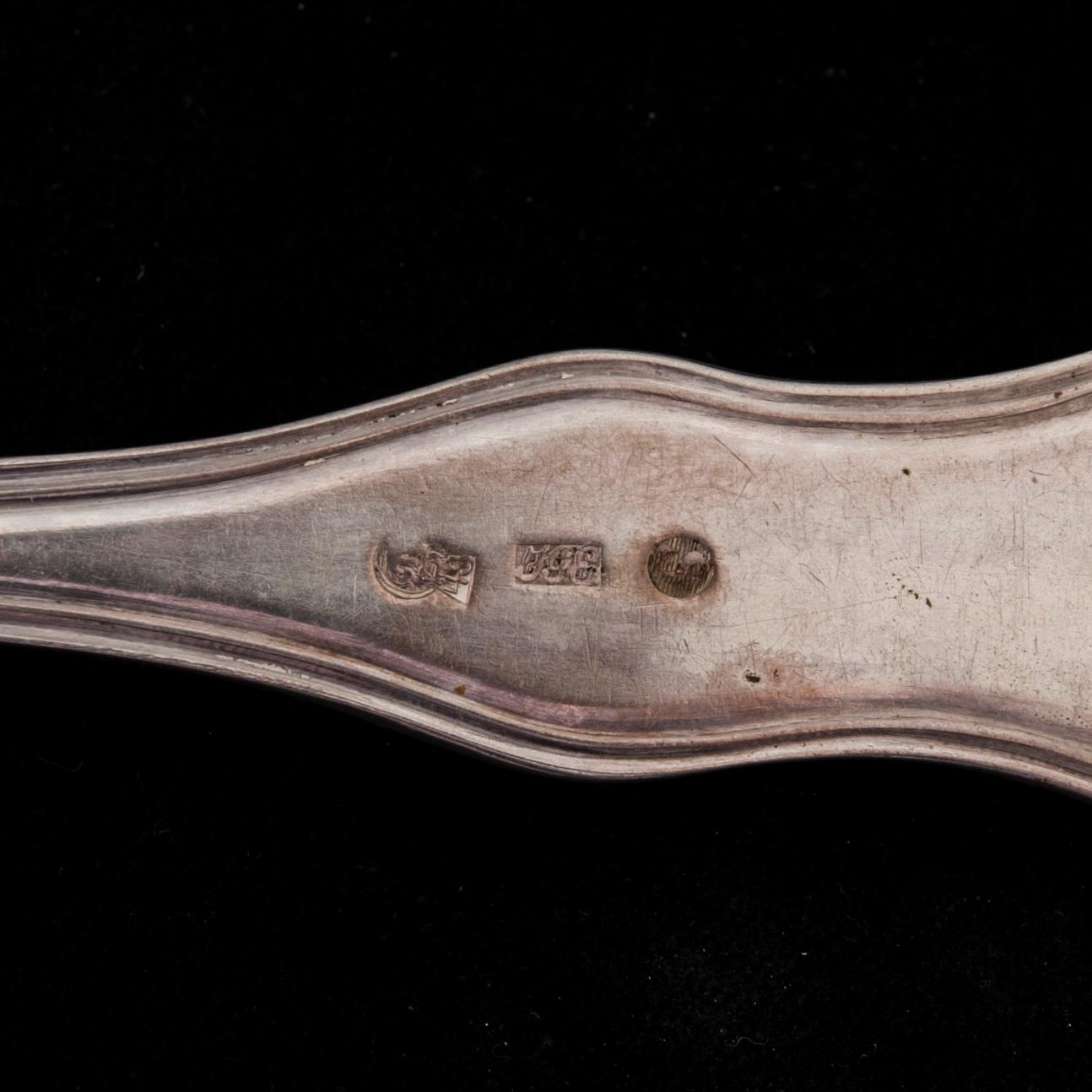 ATERIMIA, 26 osaa, hopeaa, veitsissä metalliterät, todenn. vuosisadanvaihde 1800/1900. Yht. paino 1919 g.