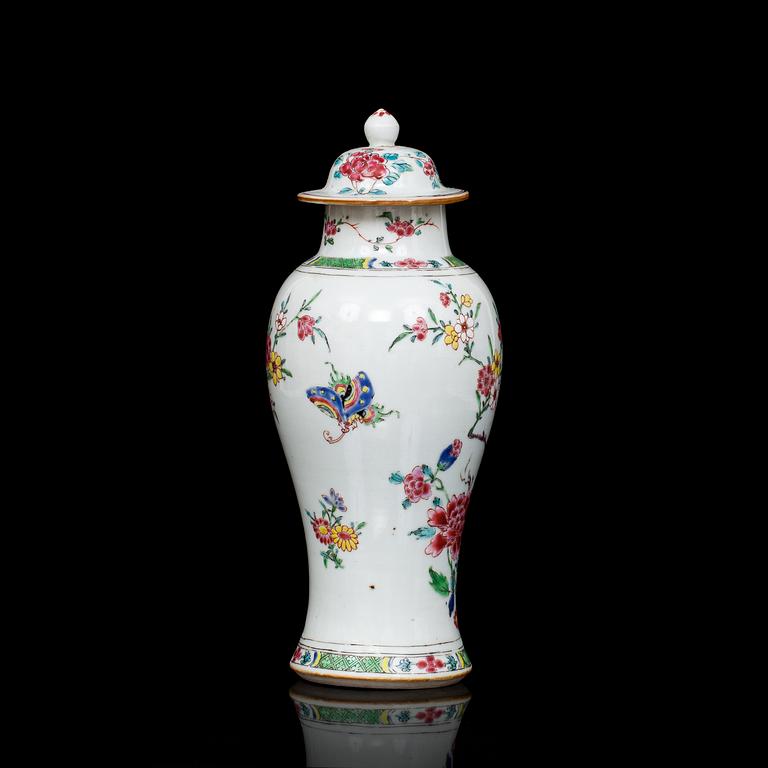 URNA MED LOCK, porslin. Kina, famille rose. 1700-tal.