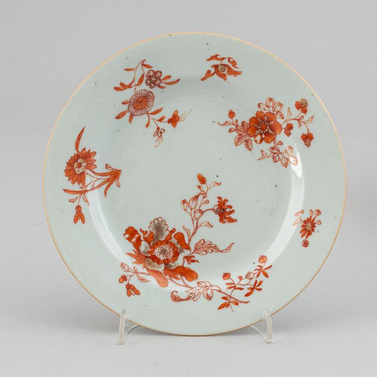 Skål samt assietter, tre stycken, porslin. Qingdynastin, Qianlong (1736-95).