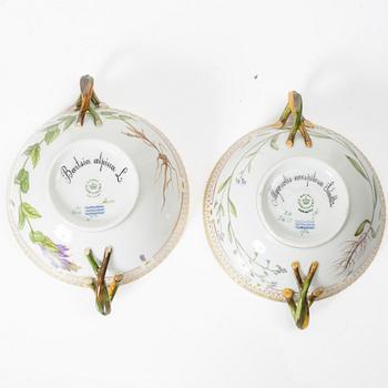 Buljongkoppar med fat, sex stycken, porslin. Royal Copenhagen, 'Flora Danica', Danmark, 1900-tal.