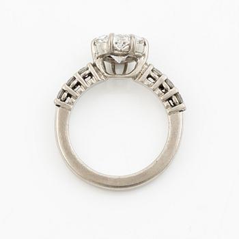 Ring 18K vitguld med hjärtformad briljantslipad diamant.
