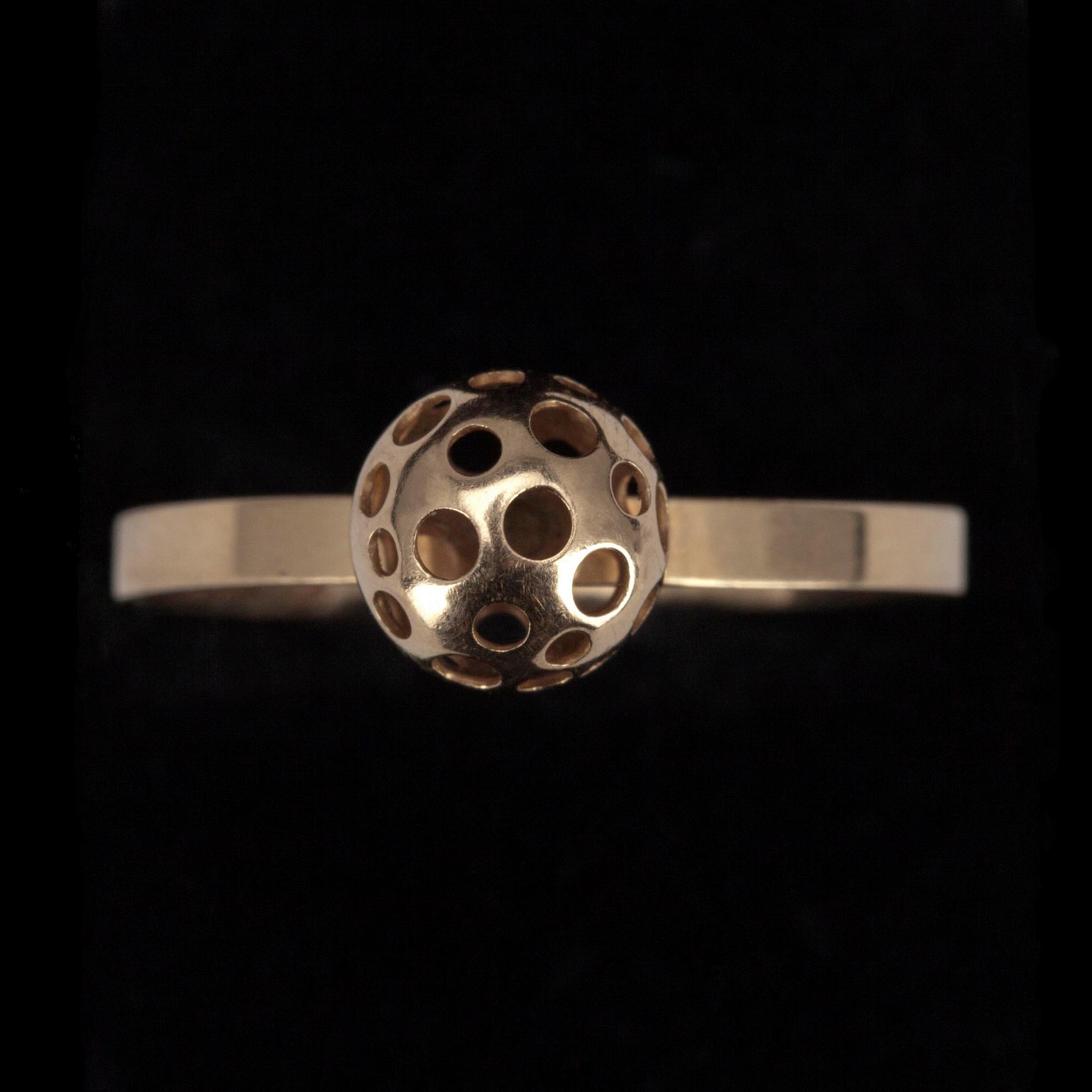 RING, guld 14 K, "Nyckelpiga" Liisa Vitali, N. Westerback, Helsingfors 1978. Vikt 1,3 g.