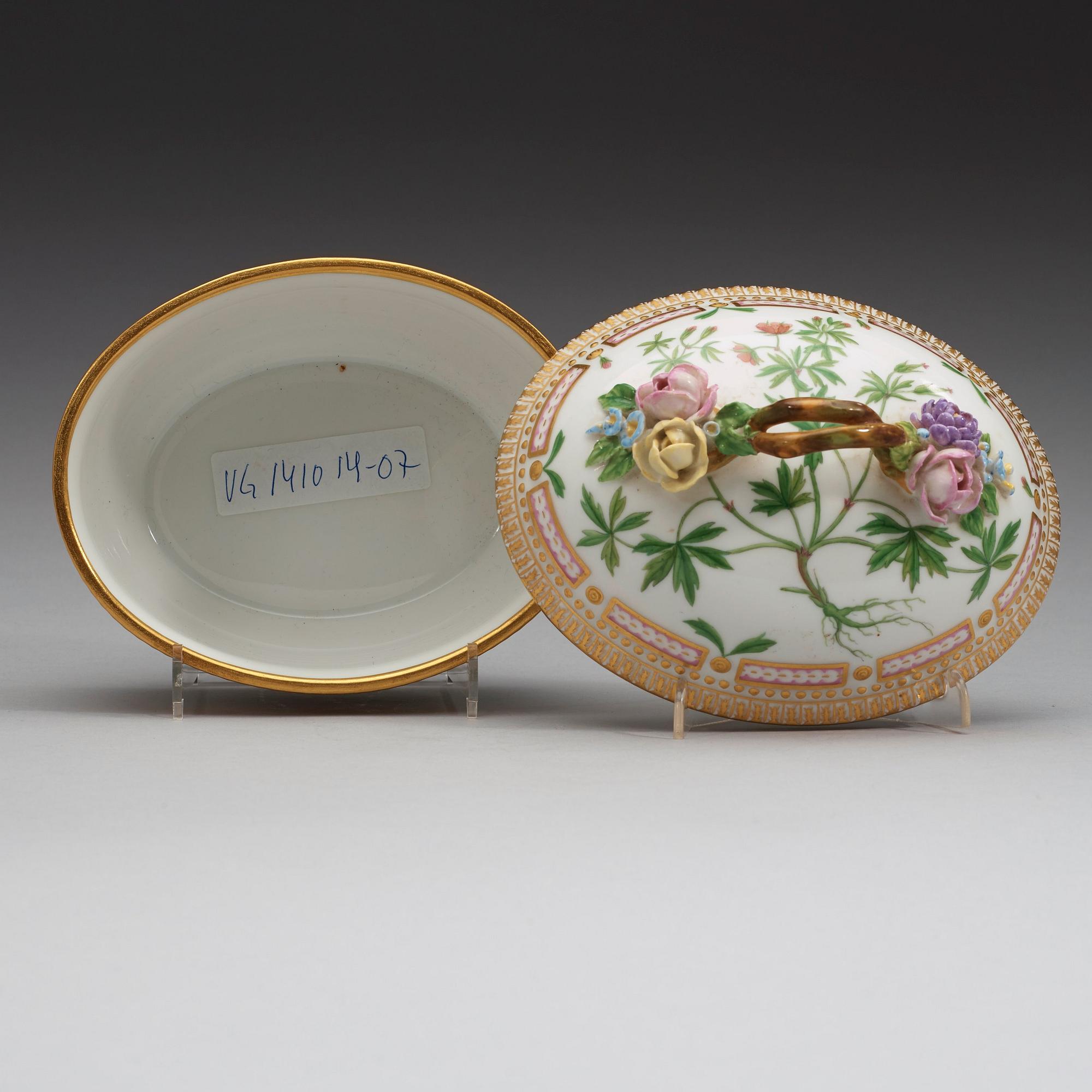 A Royal Copenhagen 'Flora Danica' bonboniere with cover, Denmark, 20th Century.