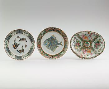 TALLRIKAR, 2 st samt SKÅLFAT, porslin, Kina, 1800-tal.