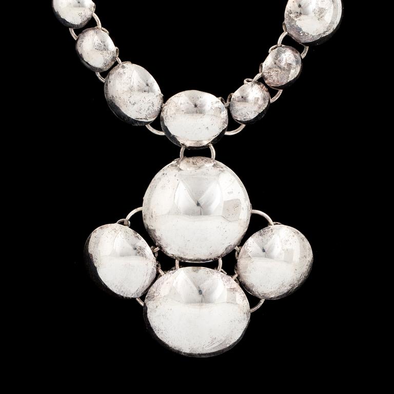 HALSBAND, silver, enligt uppgifter Charlotte Bonde.