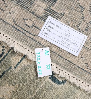 An oriental carpet with Mamluk design, ca. 372 x 277 cm.