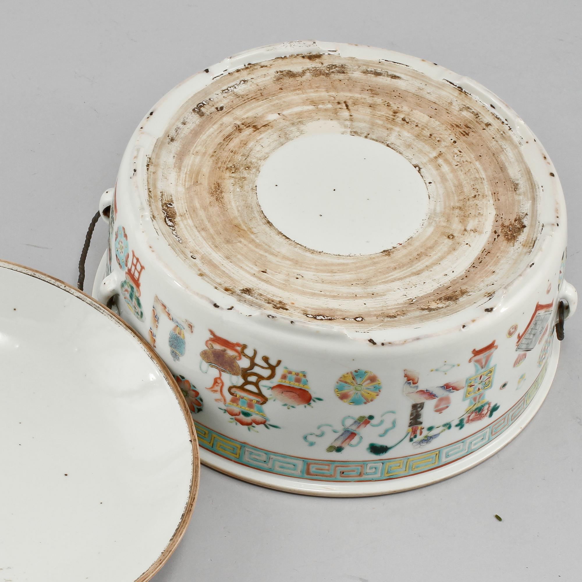 KAROTT MED LOCK, porslin, Kina, 1800-tal.