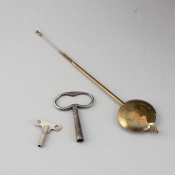 A rokoko style table clock. Pendulum and two keys. 19/20th century.