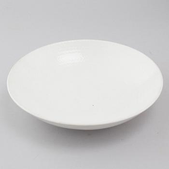 34 pieces of porcelain tableware by Hertha Bengtson for Rörstrand, model "Blå eld", second half of the 20th century.