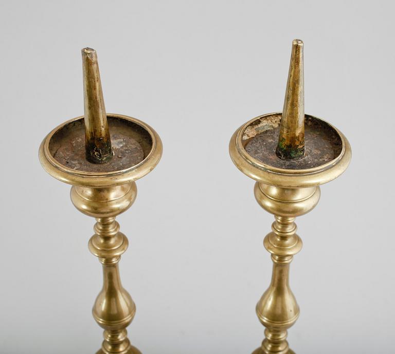 KYRKSTAKAR, 1 par, mässing, 1700-tal.