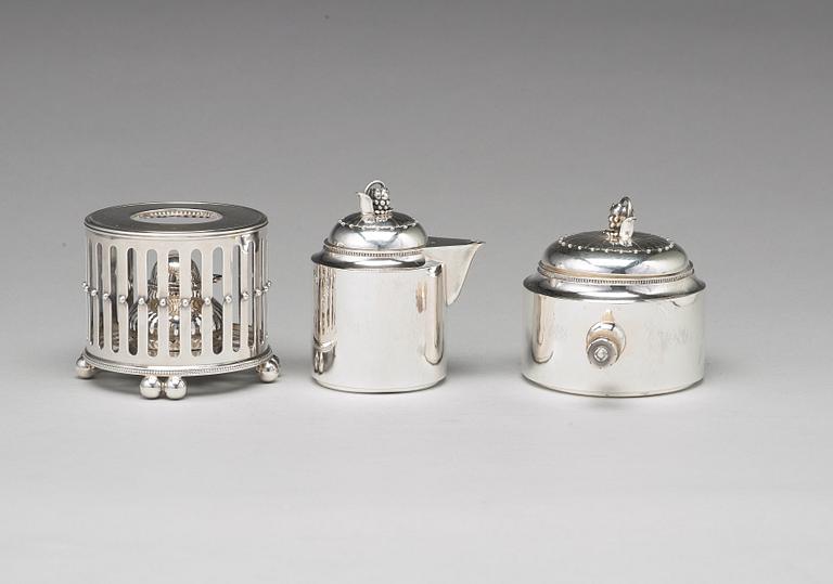 Georg Jensen, a set of five pieces tea and coffee service with a tray, Argenterie d'Art de Georg Jensen, Copenhagen, ca 1930-38.