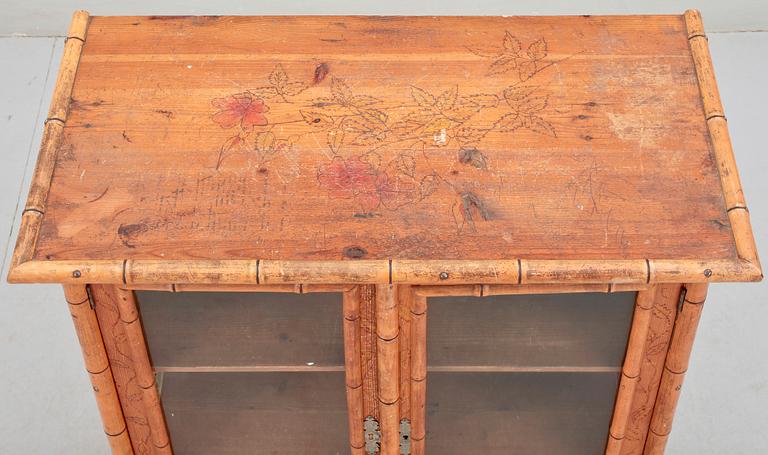 DOCKSKÅP med PARTI INREDNING, omkring 1900.