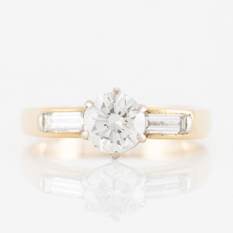 Ring 18K gold with a round brilliant-cut diamond.